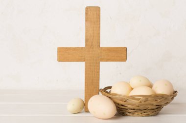 Ahşap zemin üzerinde çapraz paskalya yumurtaları