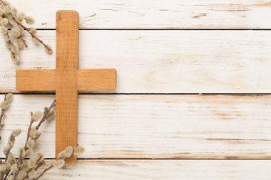 Ahşap arkaplanlı Paskalya haçı, palmiye pazarı dini kavramı soyut