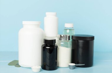 Masasında protein tozu olan kavanoz. Spor beslenme konsepti