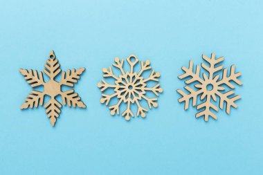 Renkli arka planda güzel kar taneleri, üst manzara