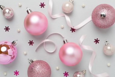 Renkli arka planda dekoru olan pembe noel topları, üst görünüm