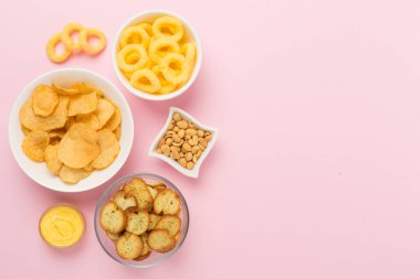 Renk arkaplanında sos olan farklı lezzetli atıştırmalıklar, üst görünüm