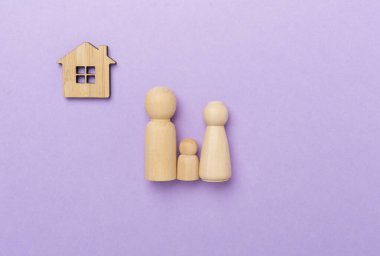 Ahşap aile figürleri. Renkli arka plan, üst manzara.