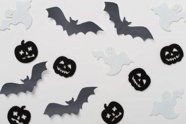 Renk arkaplanı üzerine Cadılar Bayramı dekorasyonu, üst görünüm