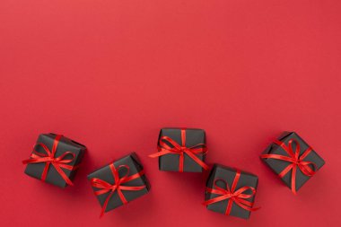 Noel hediyeleri, hediyeler, siyah tatil arkaplanındaki süsler. Mutlu Noeller lüks tebrik kartı, çerçeve. Kış Xmas bayramı teması. Mutlu yıllar..