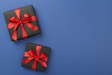 Renkli arka planda siyah hediye kutuları, üst görünümde. Kara Cuma konsepti