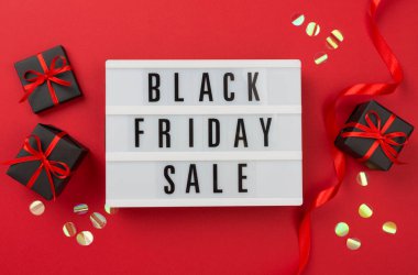 Kara Cuma indirimli ışık kutusu ve renk arkaplan üzerinde hediye kutusu, üst görünüm