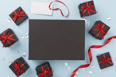 Alanı siyah hediye kutularıyla renklendirin. Üst görünüm. Kara Cuma konsepti.