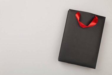 Renk arkaplanlı siyah alışveriş çantası, üst görünüm. Kara Cuma konsepti.