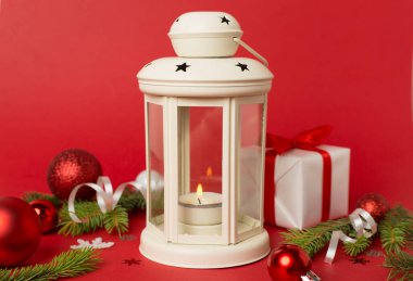 Renkli dekorasyonlu bej noel feneri