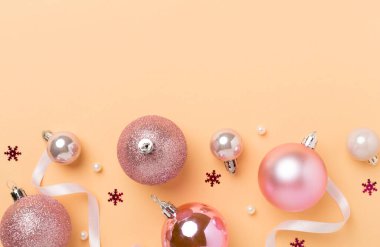 Renkli arka planda dekoru olan pembe noel topları, üst görünüm