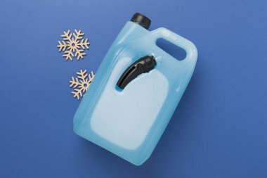 Renk arkaplanı üzerinde antifriz bulunduran kutu, üst görünüm