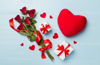 Hediye kutulu kırmızı gül çiçekleri ve ahşap arka planda yumuşak oyuncak, üst, manzara. Sevgililer Günü konsepti