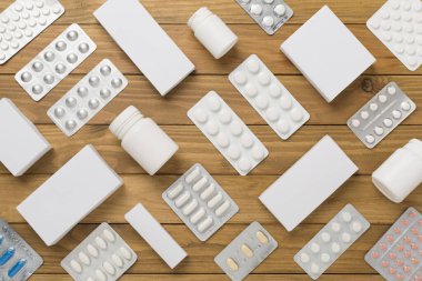 Su toplamada, kutularda ve ahşap arka planda farklı haplar vardı.