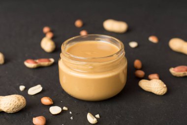 Beton zeminde fıstık ezmesi kavanozu