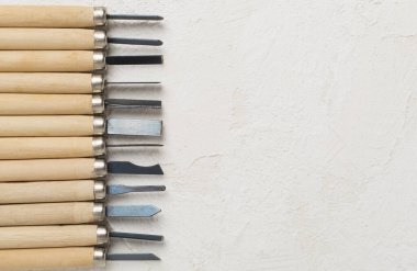 Beton zemin üzerinde marangoz araçları, üst görünüm