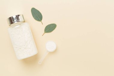 Renkli arka planda protein tozu olan kavanozlar, üst manzara. Spor beslenme konsepti