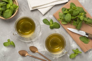 Beton zeminde taze nane çayı, üst manzara.