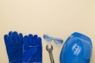 Renk arkaplan üzerinde mavi inşaat ekipmanı, üst görünüm