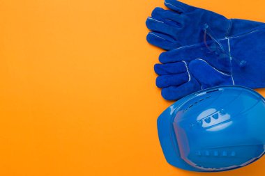 Renk arkaplan üzerinde mavi inşaat ekipmanı, üst görünüm