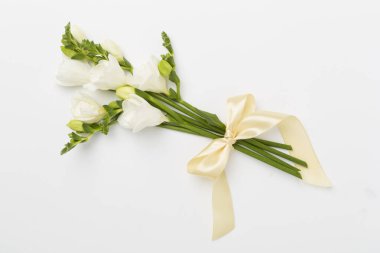 Kağıt arkaplanda güzel bahar çiçekleri