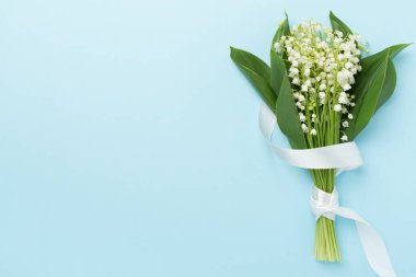 Tahtadaki vadideki zambak buketi