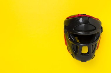 Renkli arka planda siyah deri boks kaskı, üst manzara.