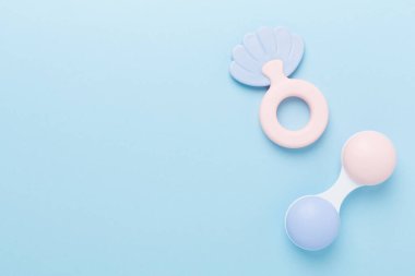 Renkli bebek tıngırtıları ve oyuncaklar arka planda, üst görünümde