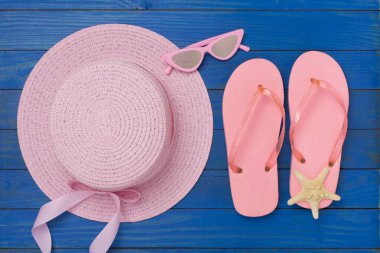 Tahta arka planda pembe yaz kıyafetiyle yatıyordu. Tatil kavramı