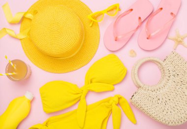 Renkli plaj aksesuarları olan düz bir yer. Tatil kavramı