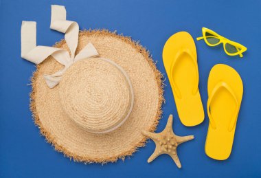 Renkli plaj aksesuarları olan düz bir yer. Tatil kavramı