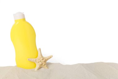 Yaz dekoru olan güneş kremi izole edilmiş arka planda kumun üzerinde