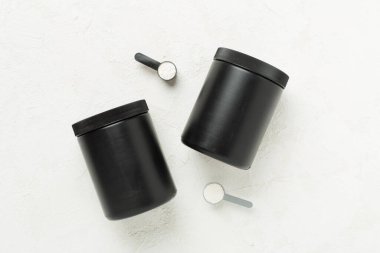 Arka planda protein tozu olan kavanozlar, üst manzara. Spor beslenme konsepti