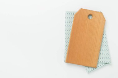 Renk arkaplanı peçeteli kesme tahtası, üst görünüm