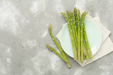 Beton zemin üzerinde taze kuşkonmaz, üst görünüm