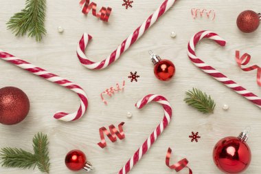 Ahşap zemin üzerinde lolipoplar olan Noel kompozisyonu, üst manzara