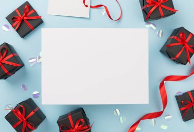 Alanı siyah hediye kutularıyla renklendirin, üst görünüm. Kara Cuma konsepti