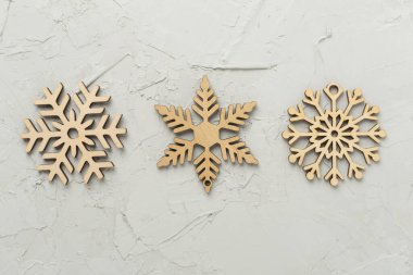 Beton zeminde güzel kar taneleri, üst manzara