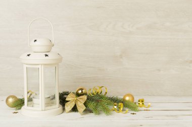 Renkli dekorasyonlu bej noel feneri