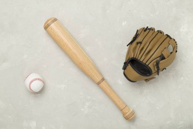 Beyzbol eldiveni ve top beton arka planda, üst manzara