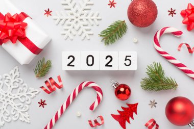 2025 konfeti ve dekor ile renk arkaplanı, üst görünüm