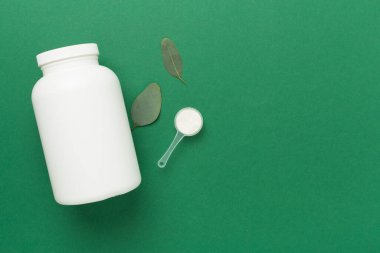 Renkli arka planda protein tozu olan kavanozlar, üst manzara. Spor beslenme konsepti