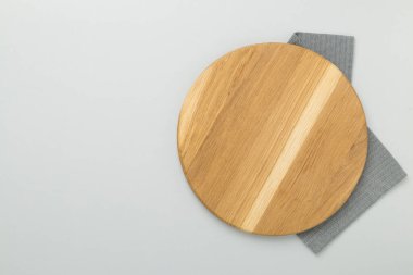 Renk arkaplanı peçeteli kesme tahtası, üst görünüm