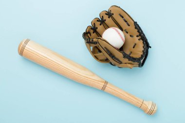 Beyzbol eldiveni ve top renkli arka planda, üst görünümde