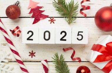 2025 konfeti ve ahşap arka planda dekor ile, üst görünüm