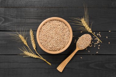 Tahta arka planda hecelenmiş tahıllı kase, üst manzara