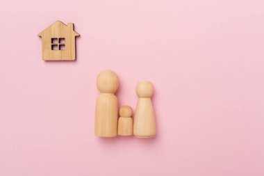 Ahşap aile figürleri. Renkli arka plan, üst manzara.