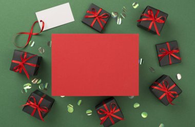 Alanı siyah hediye kutularıyla renklendirin, üst görünüm. Kara Cuma konsepti