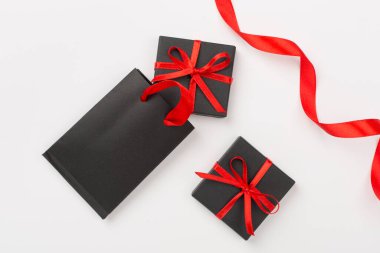 Siyah alışveriş çantası ve renkli arka planda hediye kutuları. En iyi görüntü. Kara Cuma konsepti.