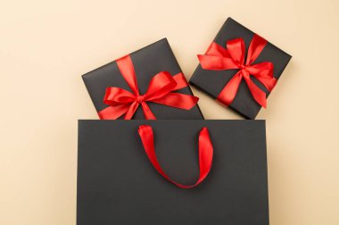 Siyah alışveriş çantası ve renkli arka planda hediye kutuları. En iyi görüntü. Kara Cuma konsepti.